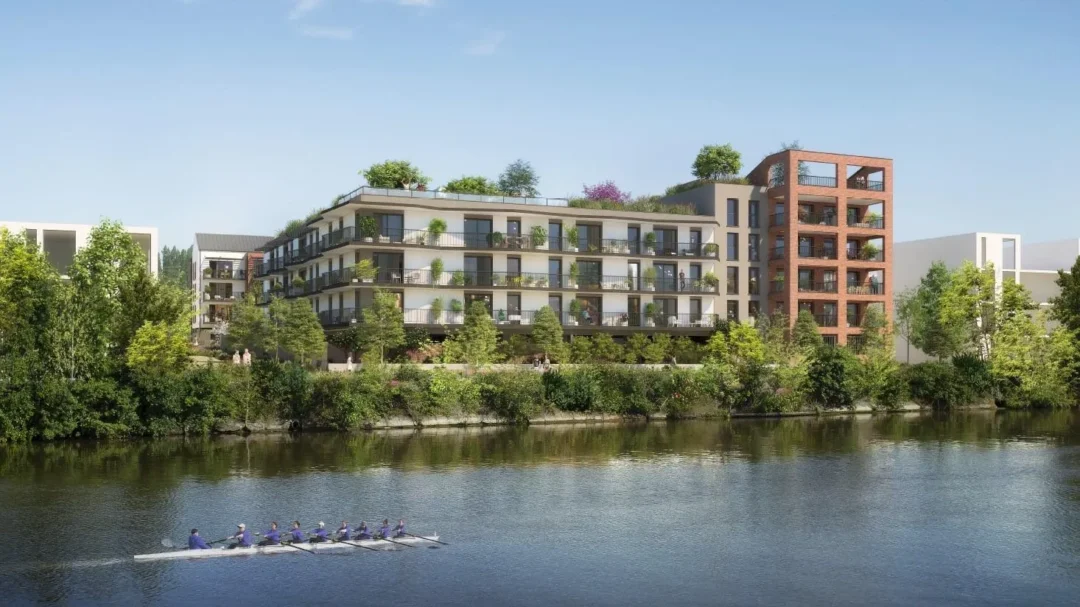 Immeubles modernes au bord d'une rivière