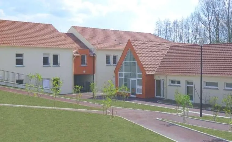 Bâtiment moderne avec toit en tuiles rouges.