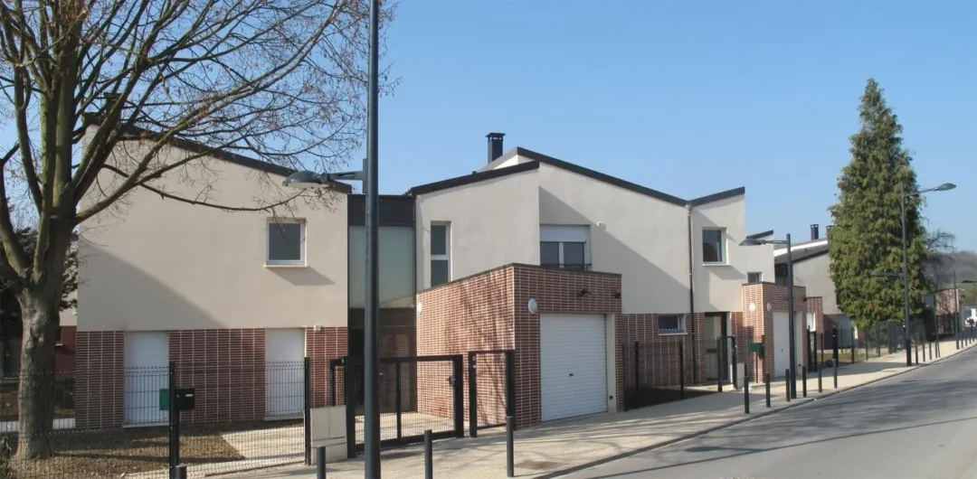 Maisons modernes en rangée avec garage.