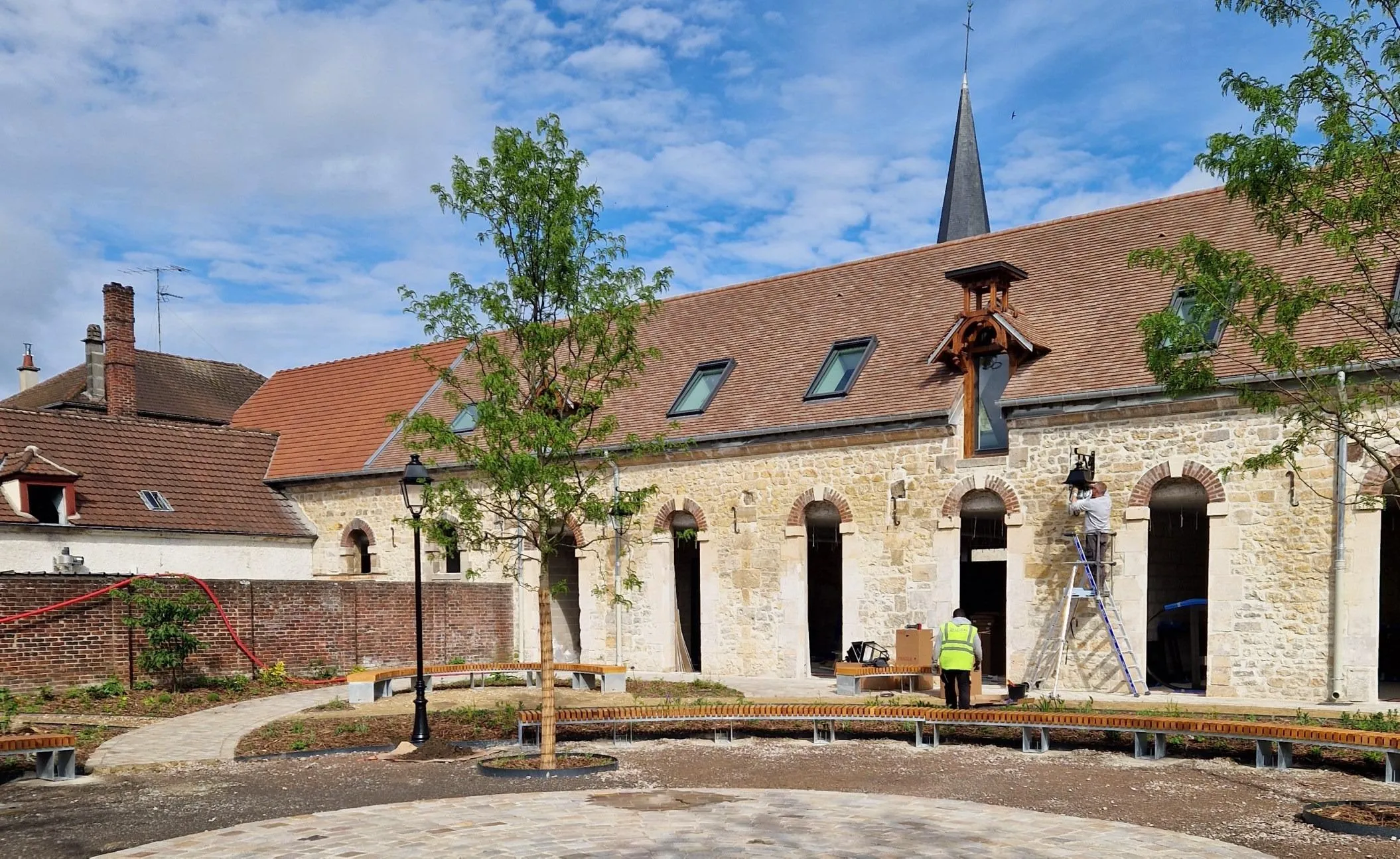 Rénovation bâtiment historique avec jardin.