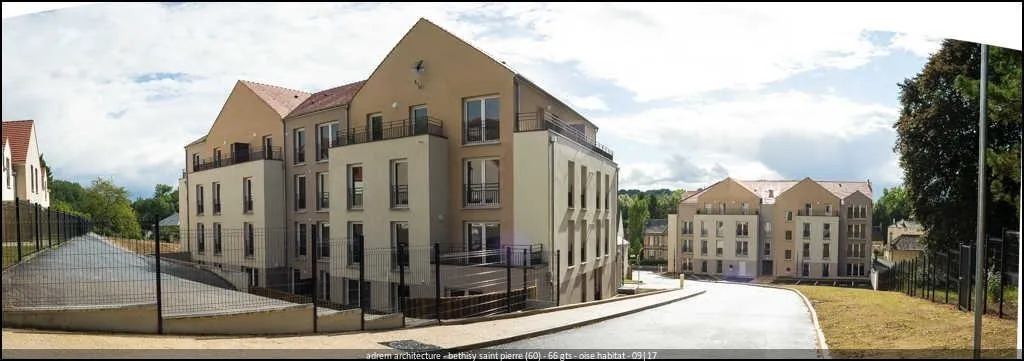 Bâtiments résidentiels modernes avec balcons, ciel dégagé.